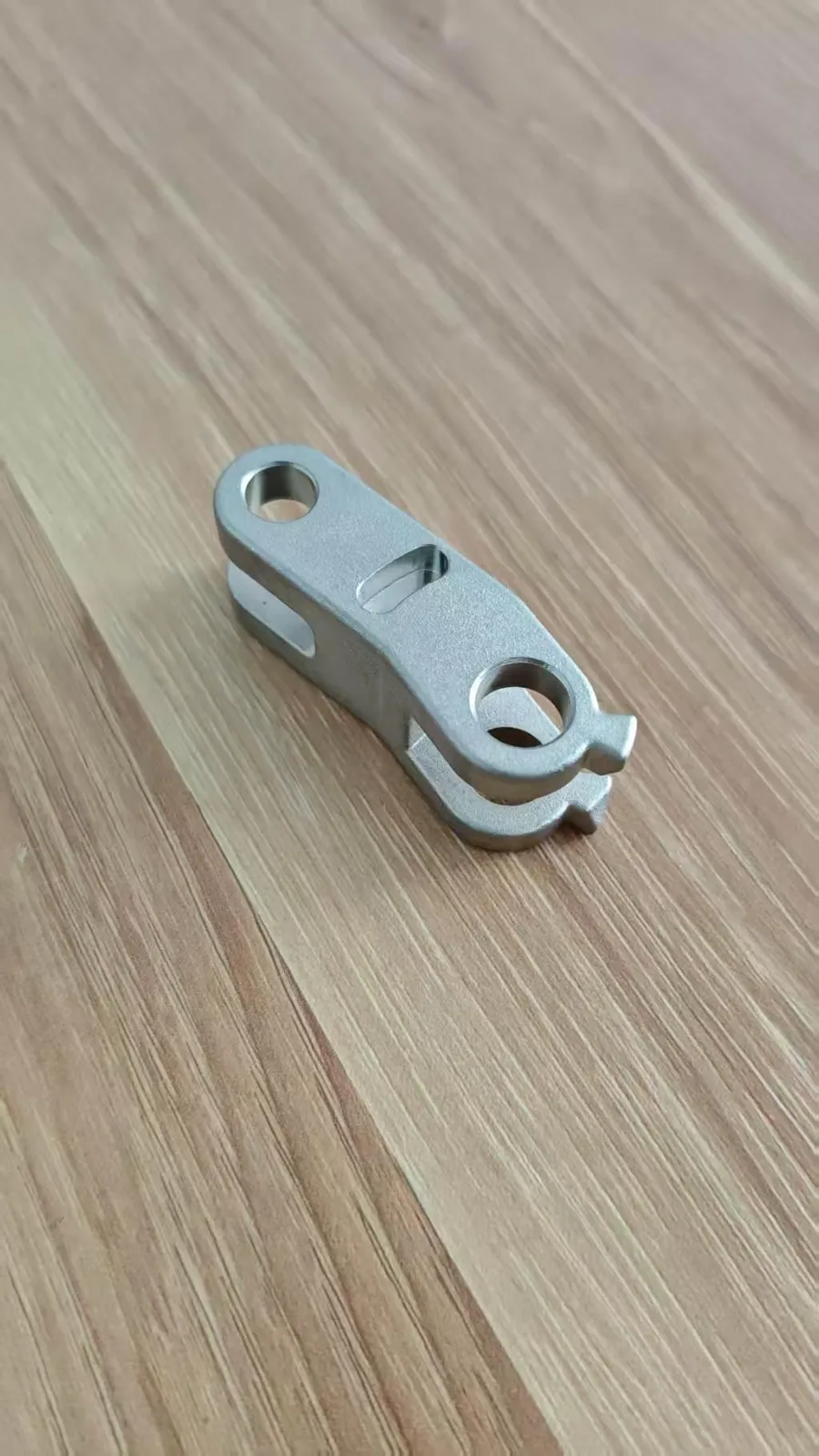 両端に穴のあるロッカーアーム形状部品
