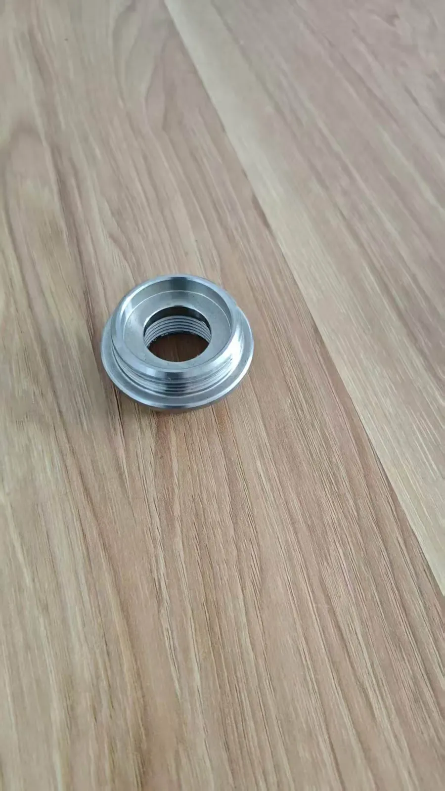 ねじ付きリング形状部品